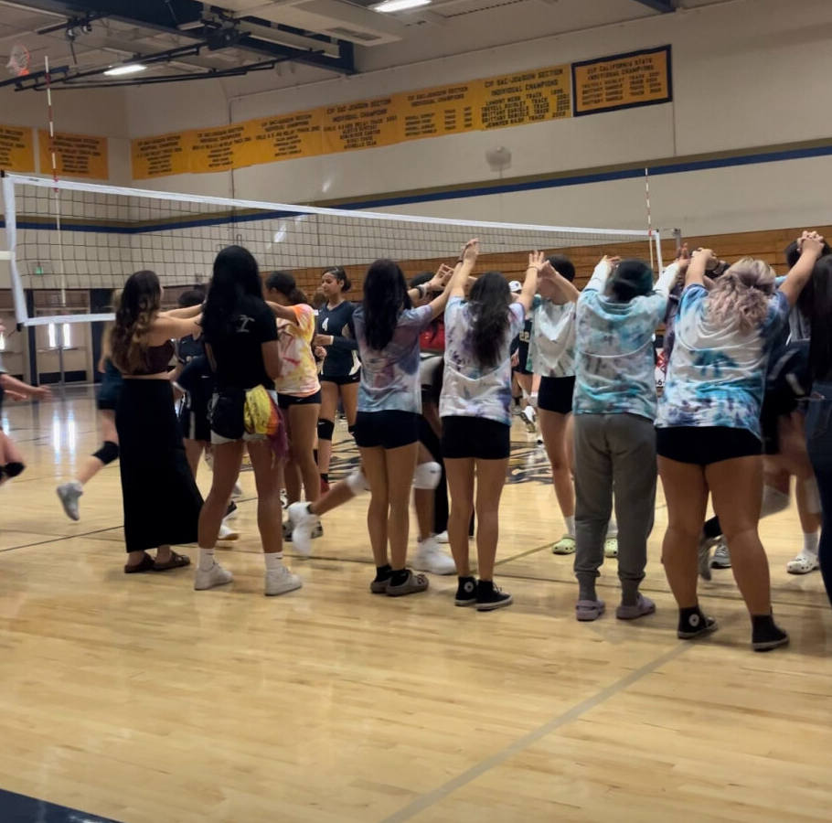 Girls+JV+and+Varsity+Volleyball+Supporting+Frosh+Players